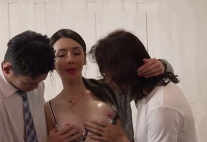 Phim Hai cậu con trai mê mẩn với mẹ vú to gợi cảm